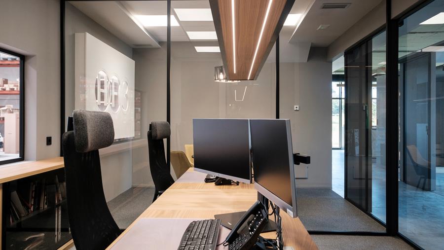 Cloisons en verre Arlu Divina® pour une agencement minimaliste de bureaux et salles de réunion