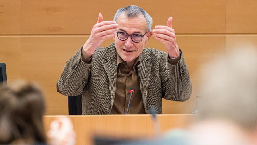 Syndicats et associations de patients critiques face au projet du ministre de contrôler les invalides