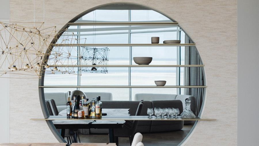 Travail sur mesure de luxe avec des formes courbes et du placage